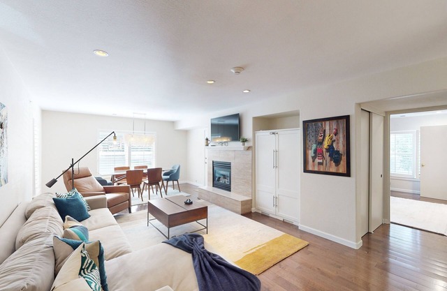 Cozy condo with gas grill, on the Eagle river, walk to Edwards Riverwalk,