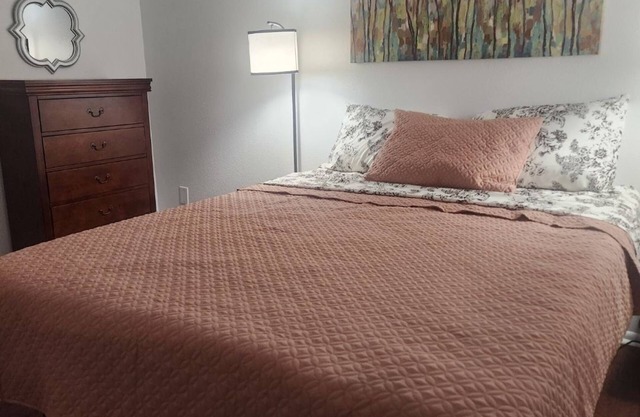 Cozy Condo with WiFi in fabulous Phoenix. Location near Glendale and light rail!