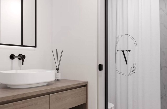 Cozy Contemporary Room w/Private Bath – Close to Disney Parks