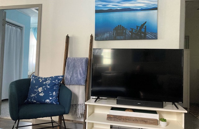 Cozy Cottage Beach Retreat- Minutes to water, beach, USA border, Niagara Falls