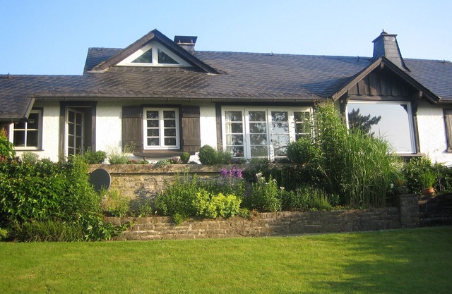 Cozy cottage with lake view and large garden