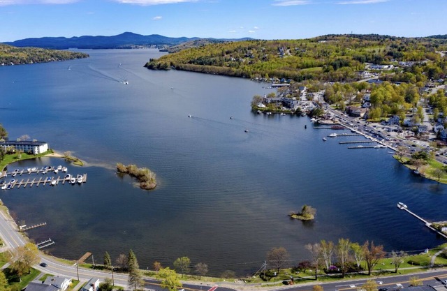 Cozy Cottage -Dock/Lake Access on Lake Winni 1 Bdrm/1Bath in downtown Meredith