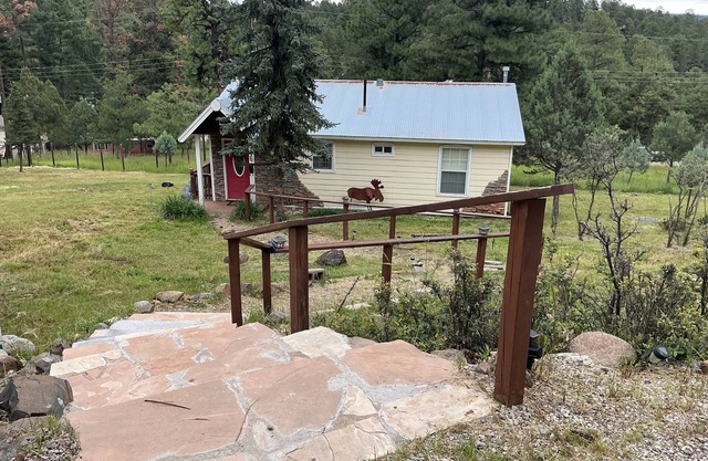 COZY COTTAGE! HOT TUB & FIREPLACE. GREAT LOCATION!nBOOK FOR FALL & WINTER!