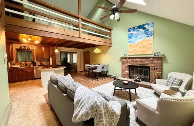 Cozy Cottage in Amenity Filled Hideout - Perfect All Seasons Lake Retreat