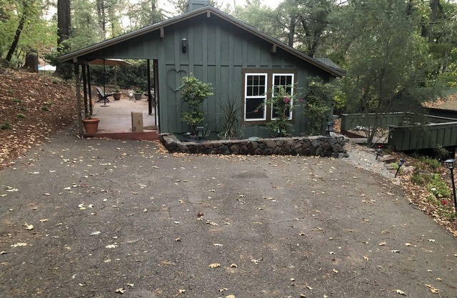 Cozy cottage in woodsy haven - 2 miles from downtown Calistoga