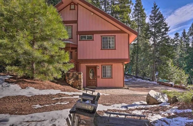 Cozy cottage inside Yosemite National Park with patio - near skiing