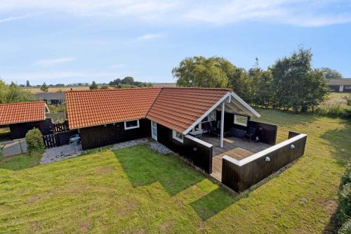Cozy Cottage Near Beach With Fenced Garden