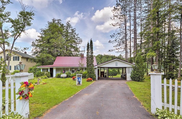 Cozy Cottage on Caroga Lake w/ Waterfront Fire Pit