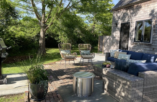 Cozy cottage with easy living half way between Cisco Beach and Nantucket town