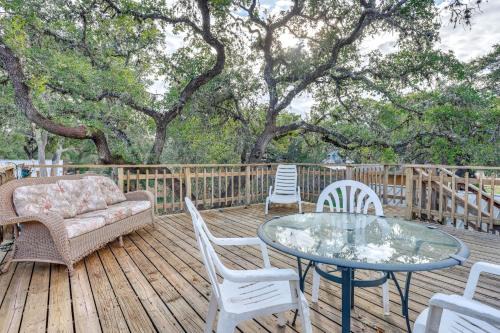 Cozy Couples Cottage with View Near Canyon Lake!