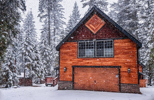Cozy Creekside Cabin just 9 miles to Lassen. Snowshoes, EV Charging.