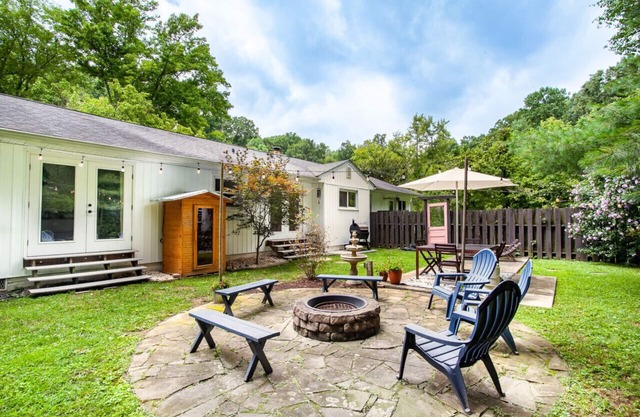 Cozy Creekside Rancher-Heart of Downtown Knoxville