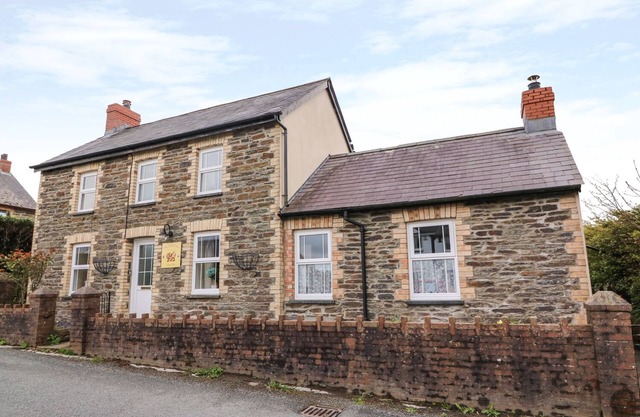 COZY CWTCH COTTAGE, pet friendly, with open fire in Penrhiwllan