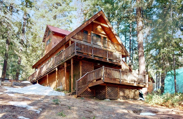 Cozy, dog-friendly cabin w/decks & mountain views