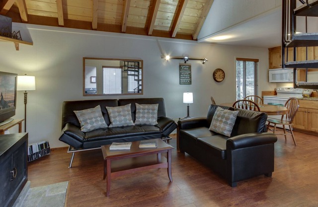 Cozy Dog-Friendly Home with Private Hot Tub, Four SHARC Passes, Close to Village