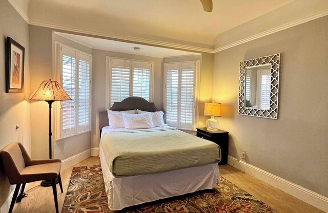 Cozy Downtown Burlingame Apt. | Easy Parking | 1/1