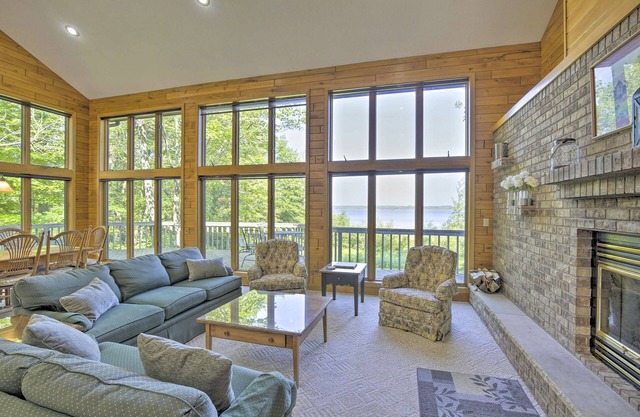 Cozy Expansive Lakefront Getaway w/ Spacious Deck!