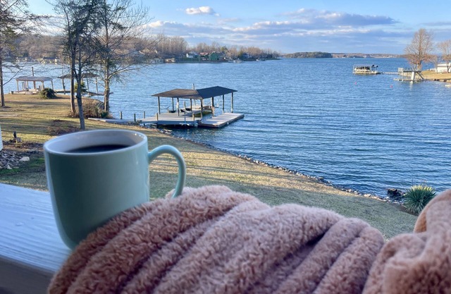 Cozy Fall Retreat ✦ Lakefront ✦ Hot Tub ✦ Fire Pit ✦ Fully Stocked Kitchen