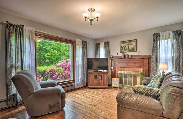 Cozy Family Home w/Kayaks, Dock & Fire Pit!