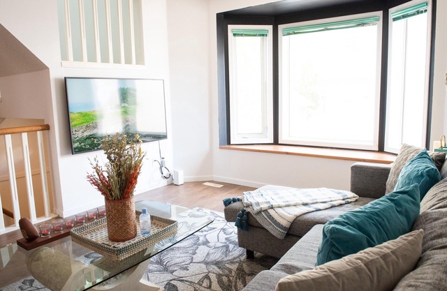 Cozy family sized townhouse close to down town, free parking