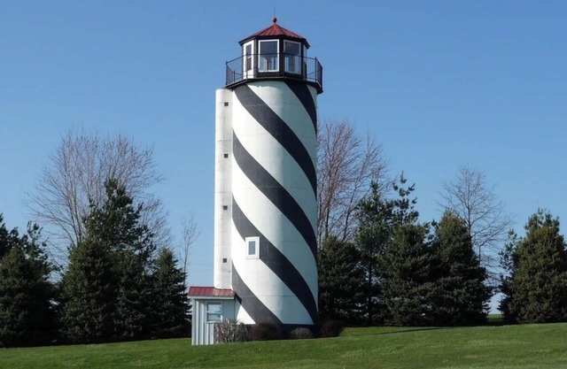 Cozy Farmhouse Retreat, Climb lighthouse, Acres to explore, Dogs ok, Amenities!