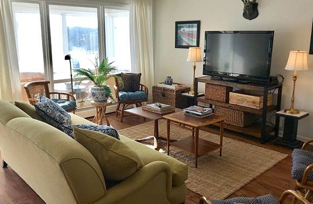 Cozy Fontana Lk Geneva 2 BR, 1 BA Apt. Steps From The Abbey Resort/Fontana Beach