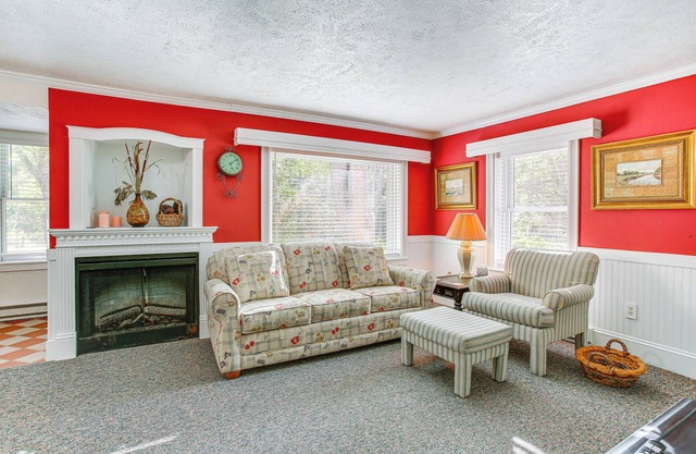 Cozy Frankfort Apartment Near Beaches & Downtown!