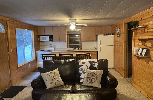 Cozy Getaway by Crooked Lake. Steps to the boat launch