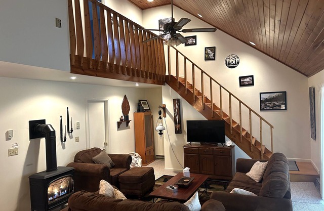 Cozy getaway for your winter adventure: Pet-friendly3BR cabin near trails!