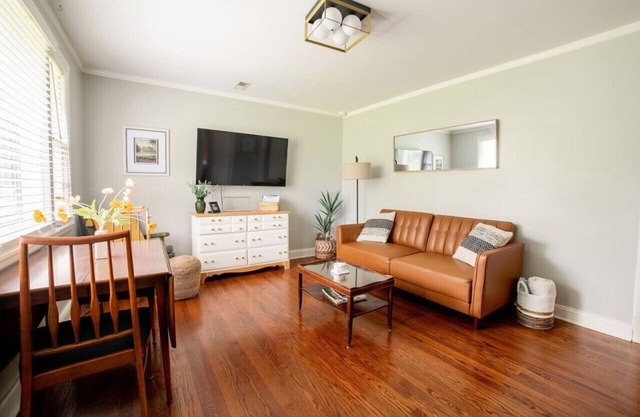 Cozy Getaway Mins to Downtown, Broadway & Airport