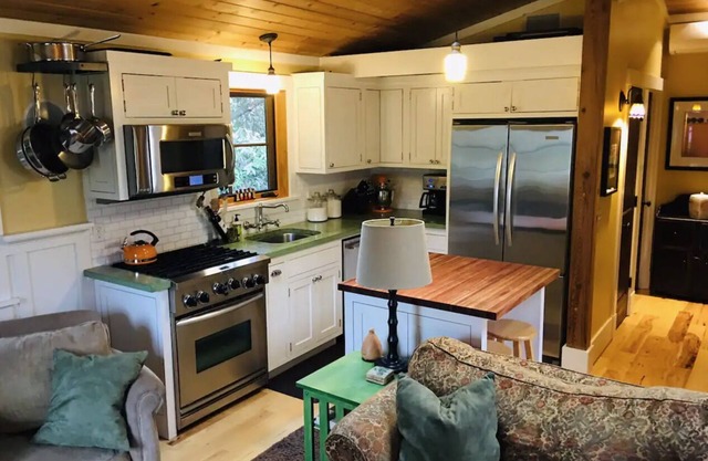 Cozy Getaway w/Hot tub, Fireplace, Firepit & A/C