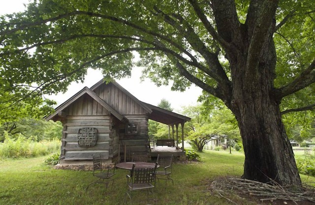 Cozy Historic Cabin Retreat - visit trails right off of the farm. Pet Friendly.