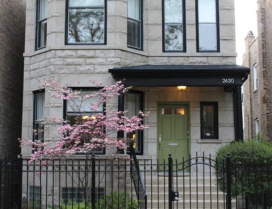 Cozy & Historic Greystone In Chicago's Logan Square. Train Access + Easy Parking
