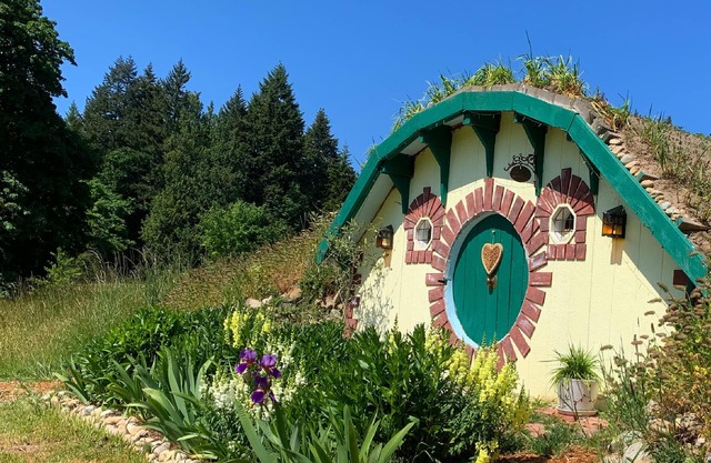 Cozy Hobbit House on Bainbridge island!