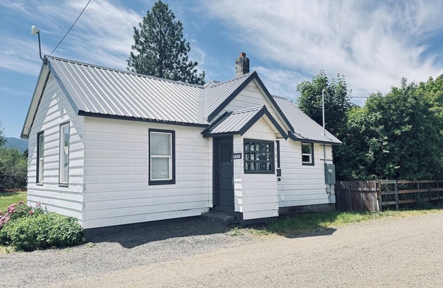 Cozy home Cle Elum 2BR/1BA, AC, EV charging, near downtown & highway access