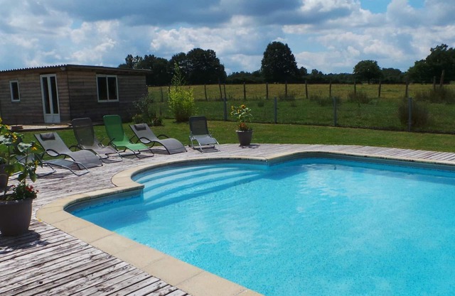 Cozy home in Creuzier-le-Neuf with shared pool