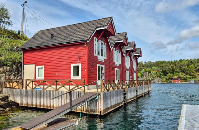 Cozy home in Lepsøy with house sea view