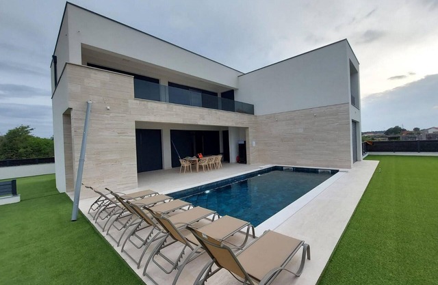 Cozy home in Nin with house sea view