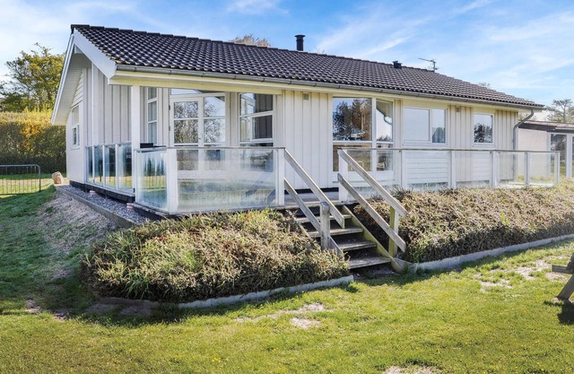 Cozy home in Sydals with house sea view