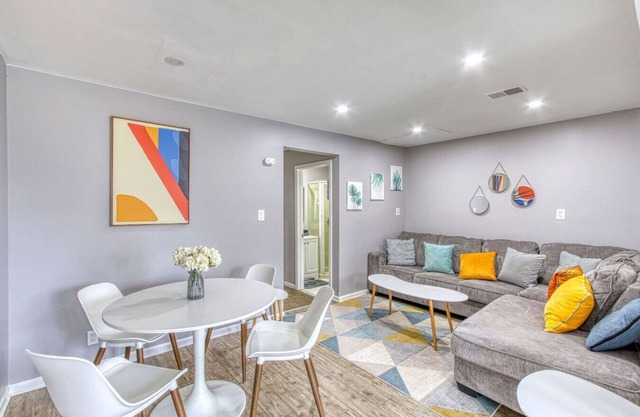 Cozy home minutes from DTW Airport