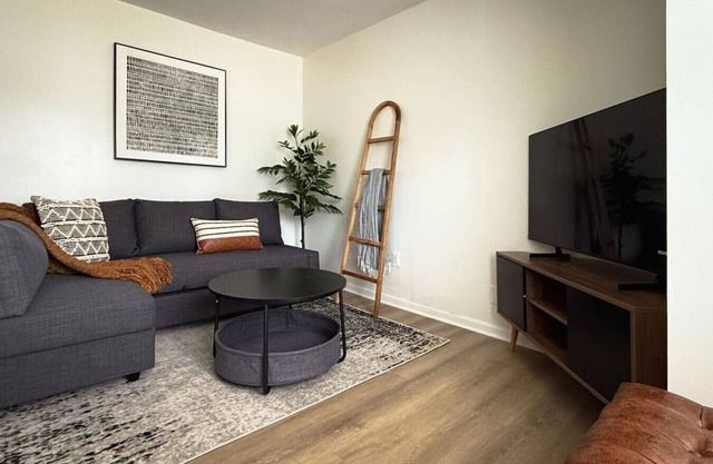 Cozy home minutes from DTW Airport