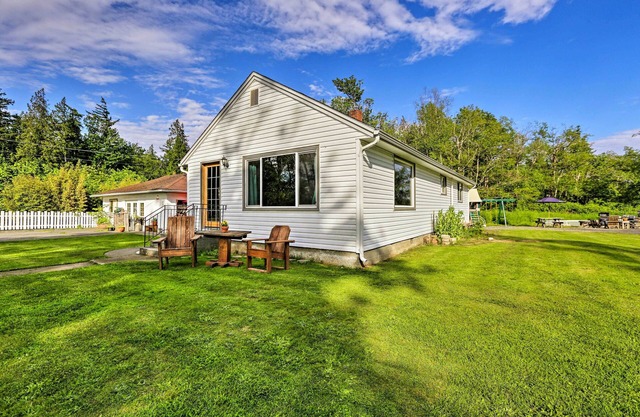 Cozy Home w/Yard -6 Miles to Dwtn Bellingham!