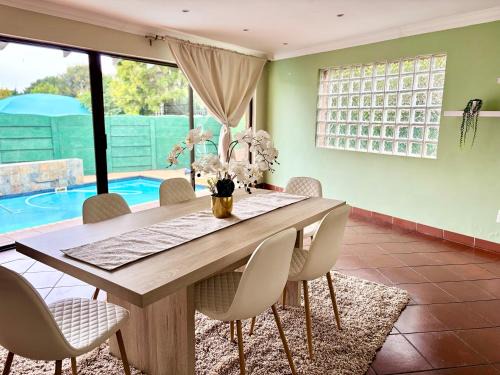 Cozy Home with Pool, Braai & Top Security