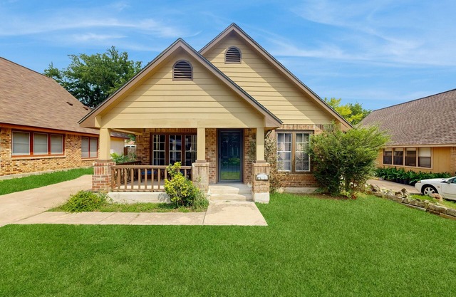 Cozy home with wifi, desk, high chair and fenced-in backyard