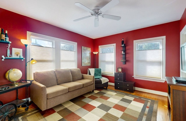 Cozy house in central Houston with living room, WIFI and balcony