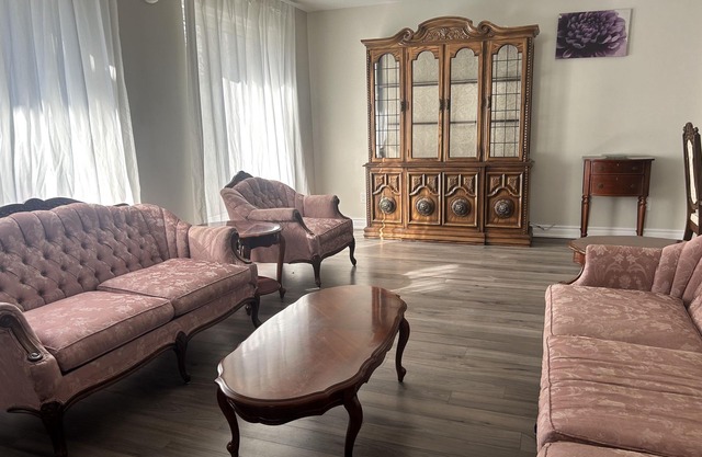 Cozy house with 3 Bedrooms for your travel! Leslie St& Finch Ave, close Seneca