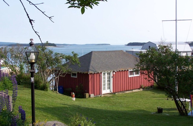 Cozy in-town cottage at harbor's edge w/garden, 4 kayaks, walk to downtown.