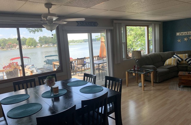 Cozy Koontz lake House right on the water, 30 min to Notre Dame