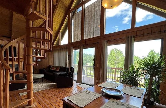 Cozy Lake Keowee Cabin