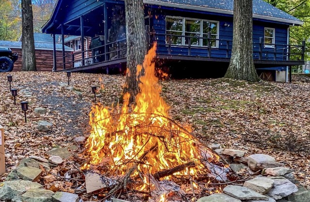 Cozy Lake View Cabin on Lake Wallenpaupack with beach area access!